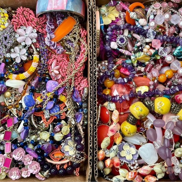 Estate Vintage to Modern Costume Jewelry 1 LB WEARABLE Grab Bag Resell Bulk Lot - Picture 8 of 16